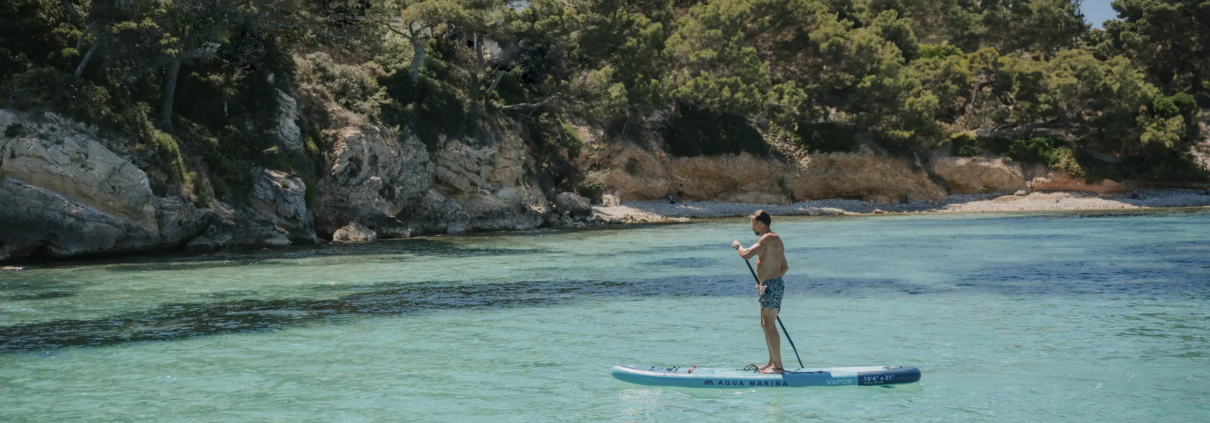 Chico haciendo paddlesurf