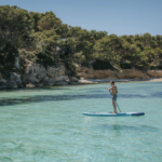 Chico haciendo paddlesurf