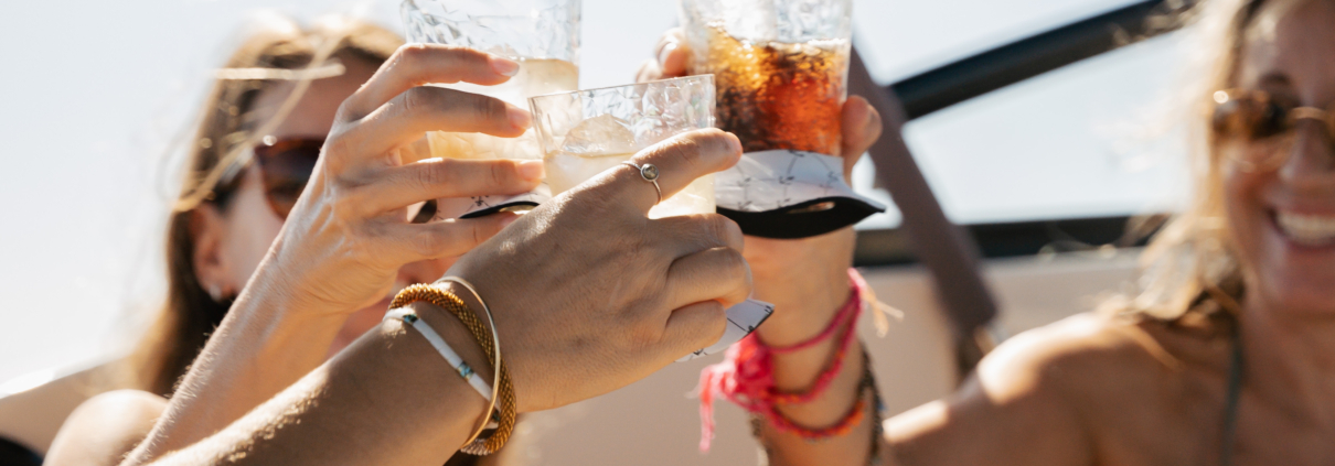 Celebración de cumpleaños a bordo de un barco con patrón en la costa de Mallorca