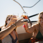 Celebración de cumpleaños a bordo de un barco con patrón en la costa de Mallorca