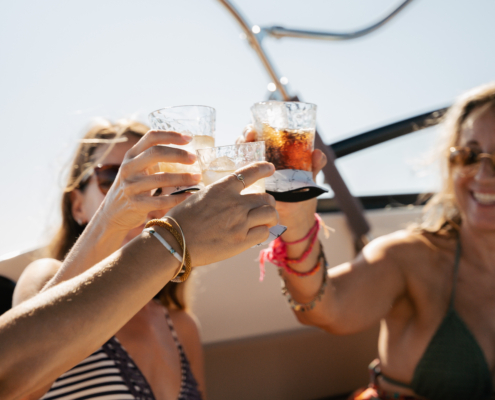 Celebración de cumpleaños a bordo de un barco con patrón en la costa de Mallorca